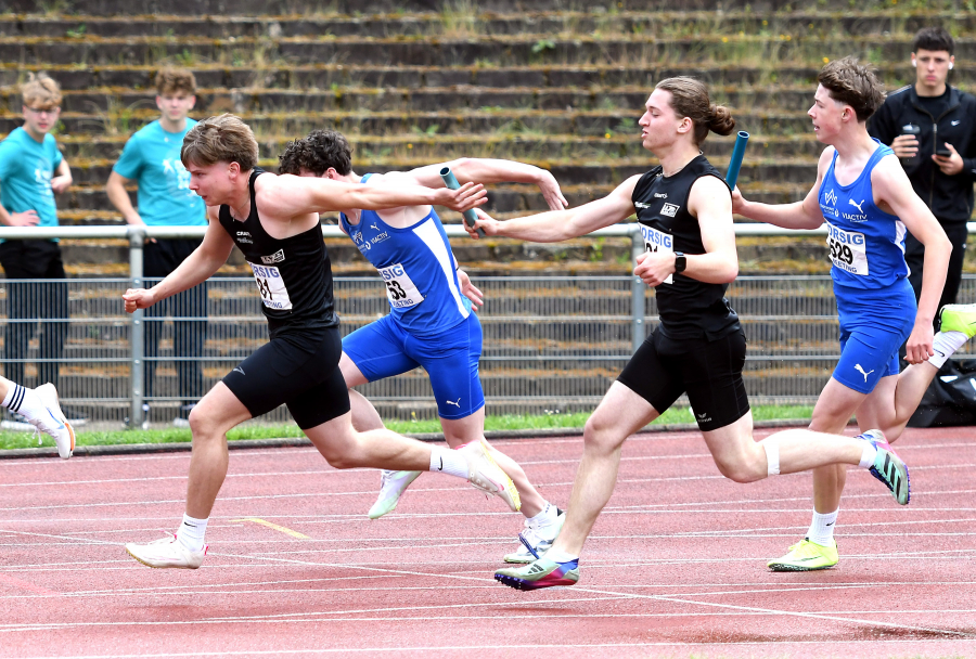 Perfekter erster Wechsel zwischen Tim Welschoff (rechts) und Matthis Eckhoff. Die U20-Jugendlichen des LAZ Soest verfehlten am Ende nur knapp die DM-Norm &uuml;ber 4 x 100 Meter. Foto: Bottin