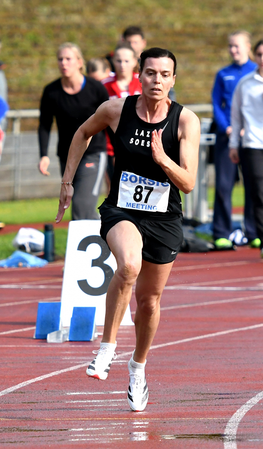 Mit DM-Norm an die Spitze Westfalens: W50-Athletin Ines Rustemeyer vom LAZ Soest verbesserte ihre Saisonbestmarke &uuml;ber 100 Meter auf starke 14,53 Sekunden. Foto: Bottin