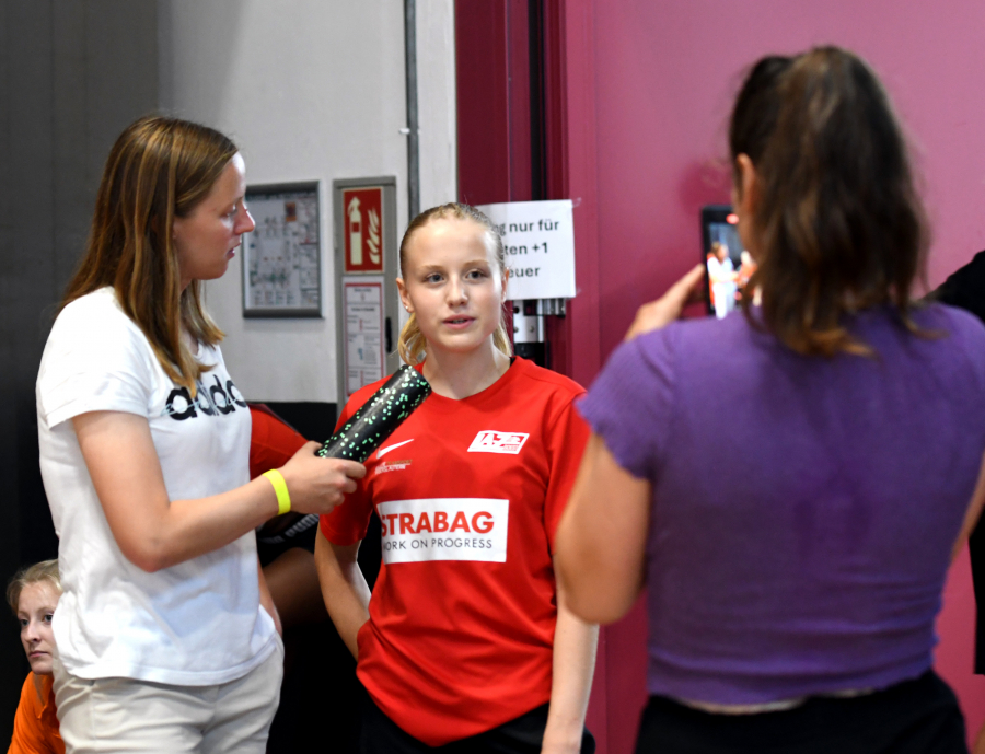 LAZ-Trainerin und Hammerwerferin Annika Straub f&uuml;hrte in Koblenz Interviews mit Sprinterin Maja Bolinger f&uuml;r die Social Media-Auftritte des Vereins. Foto: Bottin