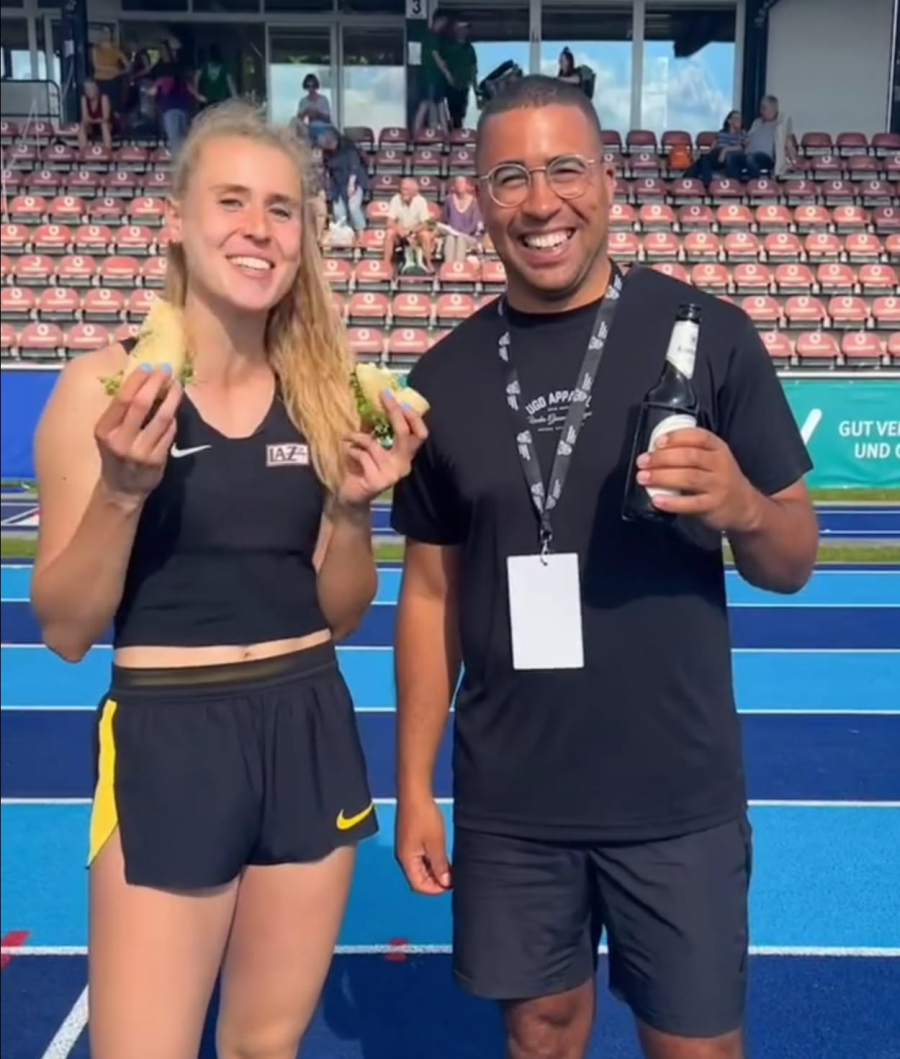 Strahlende Gesichert bei Laura Vo&szlig; und ihrem Trainer Sam Stanislaus nach dem Wettkampf in Ratingen. Foto: Vo&szlig;