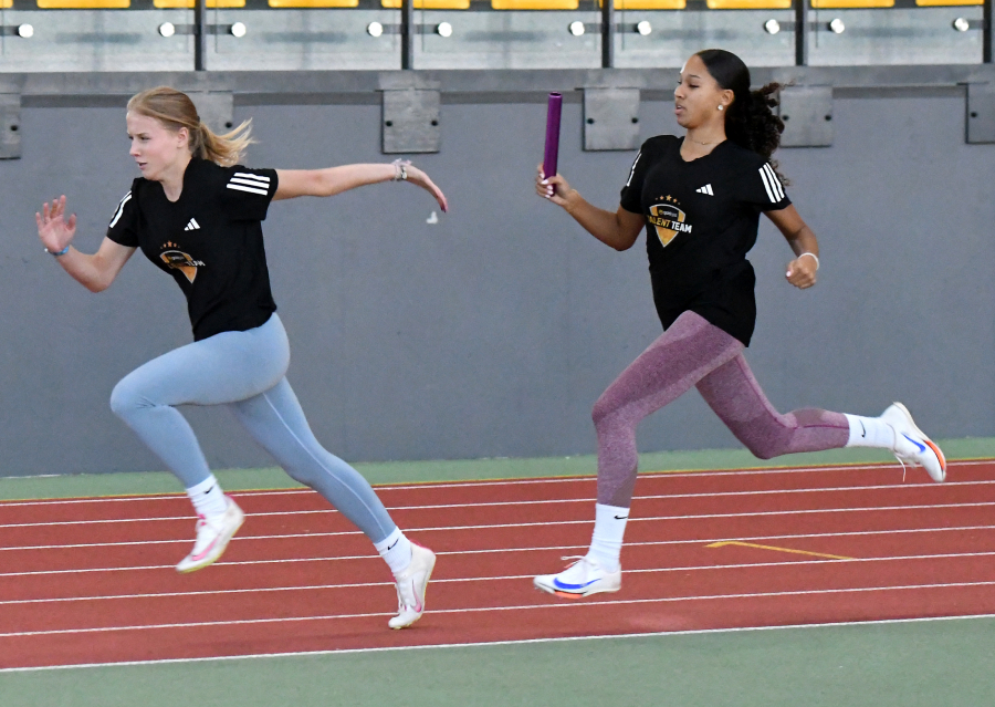 Staffelwechsel zwischen Maja Bolinger (links) und Samary Davies (Wattenscheid) im Rahmen des Lehrgangs des westf&auml;lischen Sprintkaders in Dortmund. Foto: Bottin
