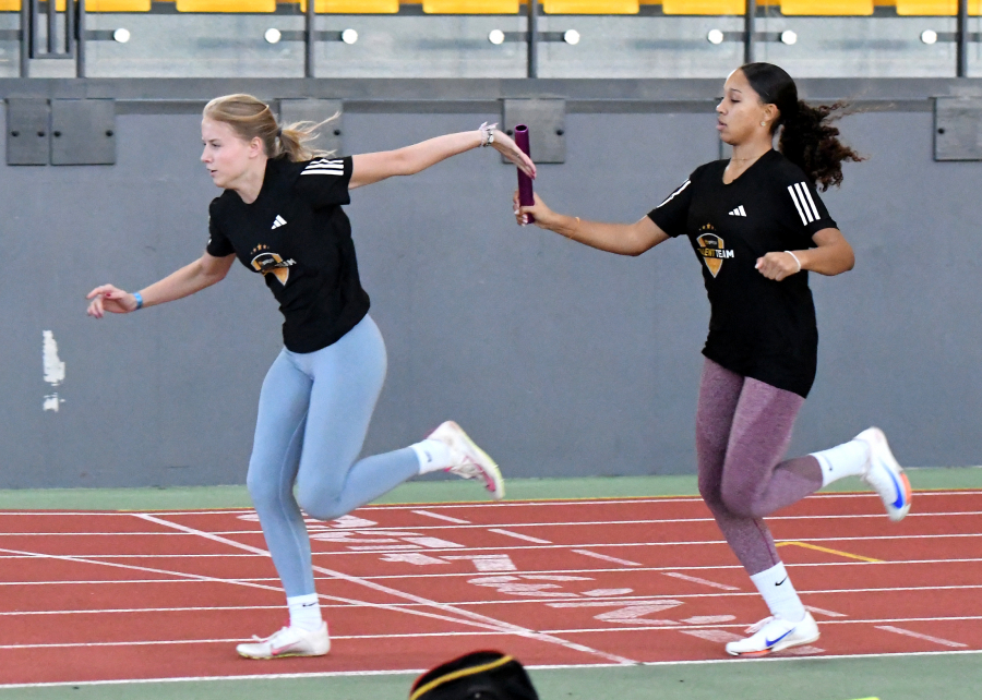Perfekter Wechsel zwischen Maja Bolinger (links) vom LAZ Soest und der Wattenscheiderin Samary Davies im Rahmen des Westf&auml;lischen Sprintkader-Lehrgangs in der Dortmunder Helmut-K&ouml;rnig-Halle. Foto: Bottin
