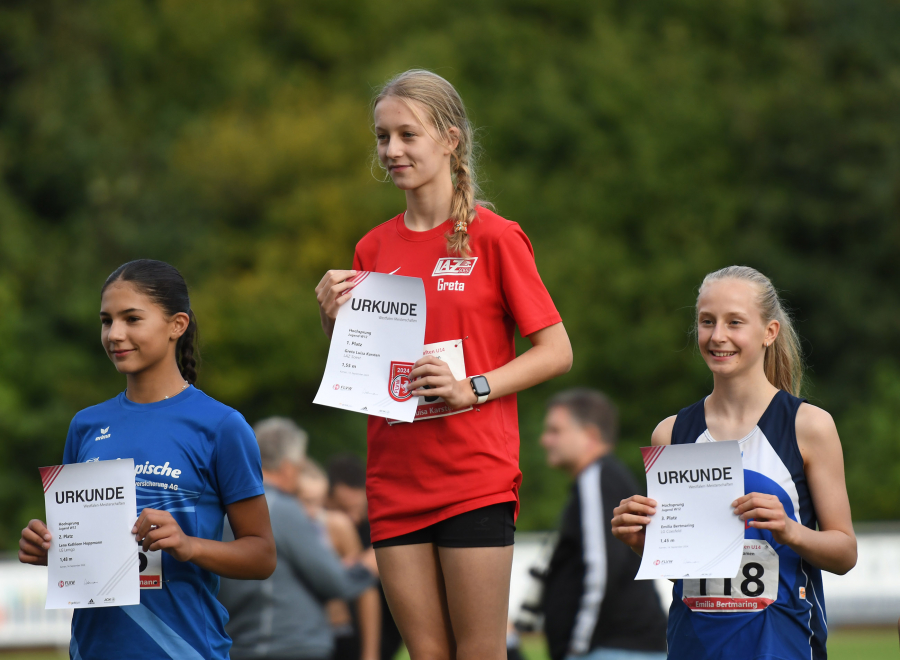Nicht nur bei den Westfalenmeisterschaften wie hier bei den Titelk&auml;mpfen Mitte September in Kamen war Hochspringerin Greta Karsten (Mitte) die Nummer eins. Die Nachwuchssportlerin vom LAZ Soest ist 2024 auch Spitzenreiterin der deutschen Bestenliste in der Altersklasse W12. Foto: Bottin