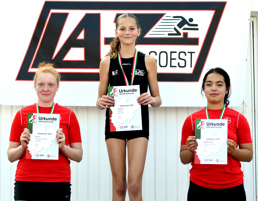 NRW-Meisterin: W13-Sportlerin Nia Ferige (Mitte) vom LAZ Soest feierte mit dem Gewinn der NRW-Meisterschaft im Hammerwurf ihren bislang gr&ouml;&szlig;ten sportlichen Erfolg. Dabei verwies sie die beiden Leverkusenerinnen Leni Rau (links) und Caroline Dellhofen (beide vom TSV Bayer 04 leverkusen) auf die Pl&auml;tze zwei und drei. - Foto: Bottin