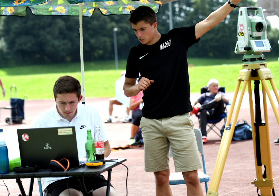 Modernste Technik: Das LAZ Soest setzte beim Werfertag nicht weniger als drei elektronische Weitenmessger&auml;te, hier beim  Hammerwurf mit Jannis Finkeldei (links) und Oliver Wendt, ein. - Foto: Bottin