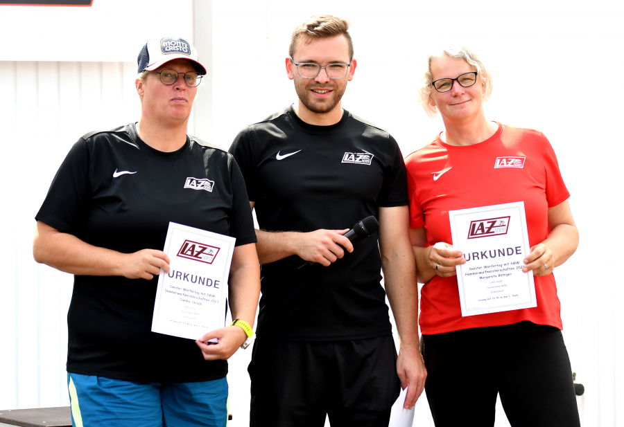 Veranstaltungsleiter Wieland Rikus mit den beiden LAZ-Seniorenwerferinnen Sandra Straub (links) und Margareta B&ouml;ttiger. - Foto: Bottin