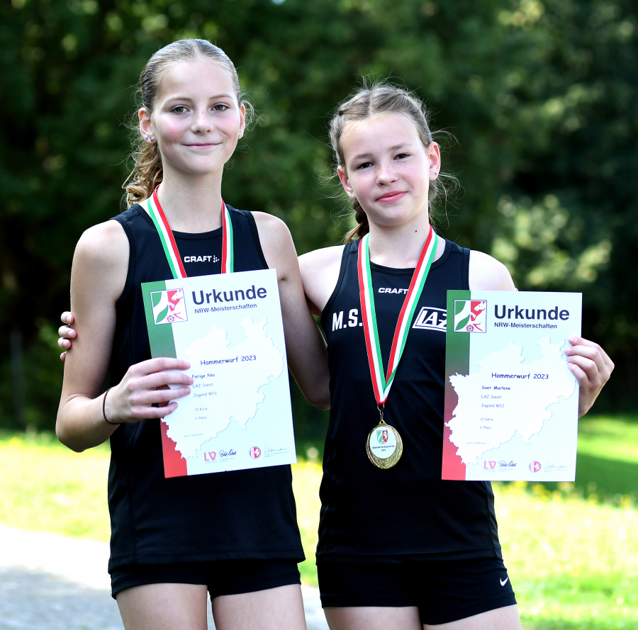 Toller Erfolg f&uuml;r das LAZ Soest: Sowohl Nia Ferige (W13, links) als auch Marlene Soer (W12) setzten sich in ihren Altersklassen gegen die starke rheinische Konkurrenz aus Dormagen und Leverkusen erfolgreich durch und holten in spannenden Entscheidungen Gold bei den NRW-Titelk&auml;mpfen im Hammerwurf. - Foto: Bottin