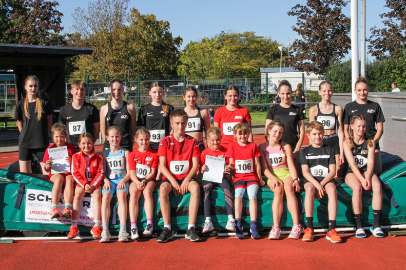 Das LAZ Soest war mit 19 Sportlerinnen und Sportlern beim Michaelissportfest am Start. - Foto: Reihard|Mona Nienhaus gewann den 800-Meter-Lauf in der Altersklasse W8. - Foto: Klee|Sophie Bornemann (in rot) auf Platz eins, Mira Mahler (stehend, in wei&szlig;) auf Platz zwei. - Foto: Klee|Rafael Hesse gewann gleich drei Michaelism&auml;nnchen. - Foto: Straub|Erfolgreiche U12-Staffel (von links): Noelle Sophie Biegel, Marie Rustemeyer, Isabella Reichenbecher und Klara Lehde. - Foto: Reinhard|||