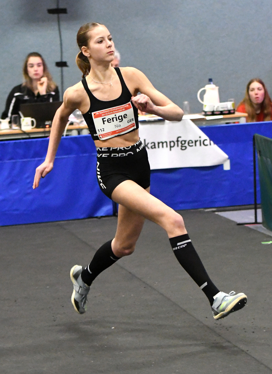 Anw&auml;rterin auf Gold: W15-Hochspringerin Nia Ferige vom LAZ Soest konnte vor den Westfalen-Titelk&auml;mpfen mit einer neuen Bestleistung gl&auml;nzen. Foto: Bottin