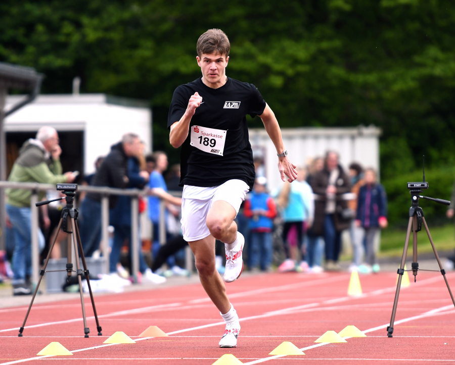 Der absolut schnellste Sportler des Sprintabends im Schulzentrum: U18-Athlet David Stracke vom LAZ Soest erzielte mit 2,96 Sekunden im fliegenden Sprint &uuml;ber 30 Meter als Einziger eine Zeit unter drei Sekunden. Foto: Bottin