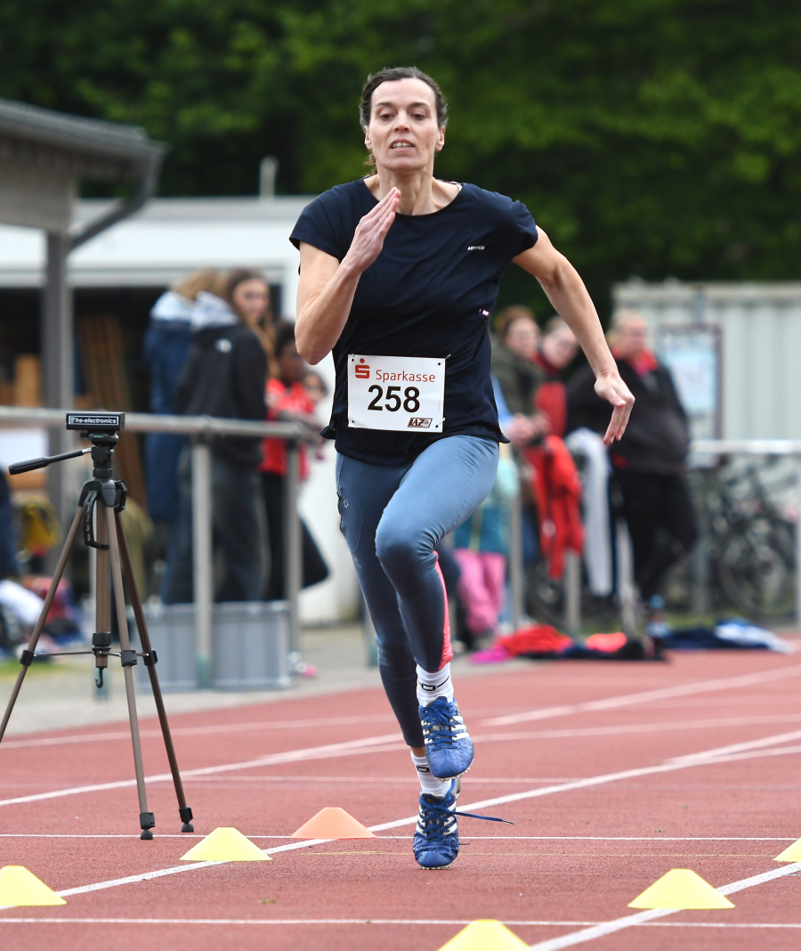 Schnelle Handballerin: Ine Rustemeyer, sonst eher bei den STV-Frauen in der Halle aktiv, bewies ihre Sprintqualit&auml;ten im Freien. &Uuml;ber 200 Meter verfehlte die W45-Athletin in 31,21 Sekunden nur um eine Hundertstel die Norm f&uuml;r die Deutschen Meisterschaften. Foto: Harald Bottin