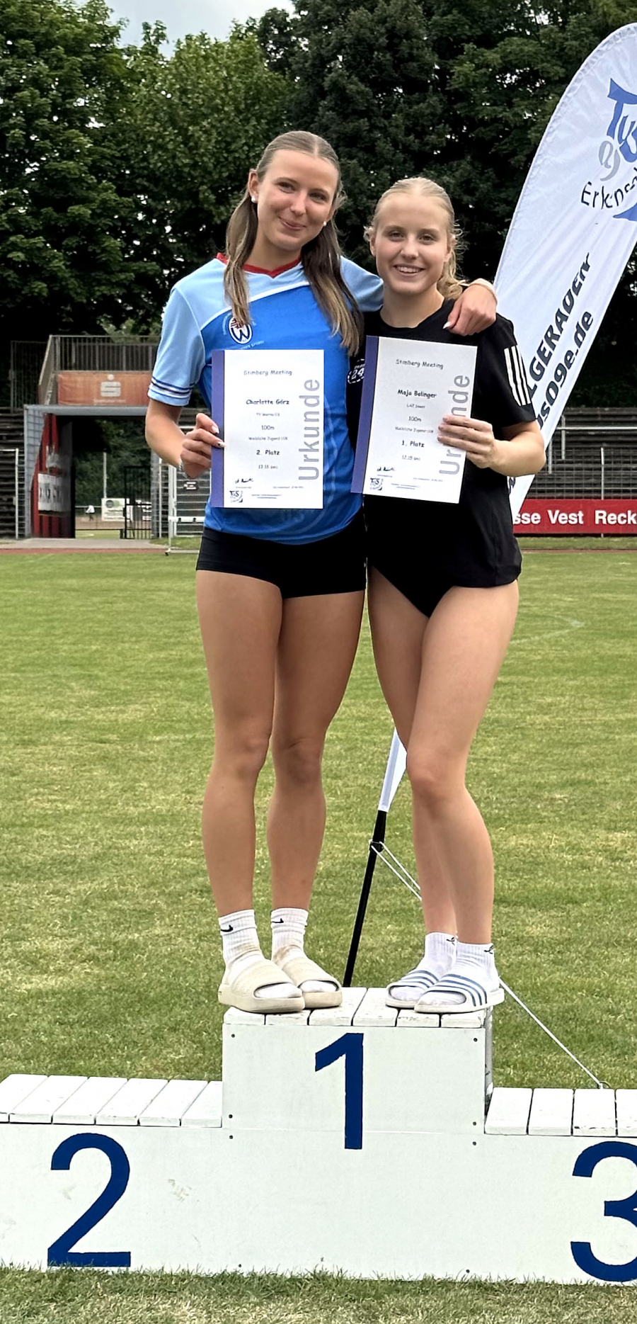 Duell auf Augenh&ouml;he: Maja Bolinger (rechts) vom LAZ Soest pulverisierte in einem spannenden Zweikampf mit Freundin Charlotte G&ouml;rz vom TV Werne ihre bisherige 100-Meter-Bestzeit auf tolle 12,15 Sekunden.
