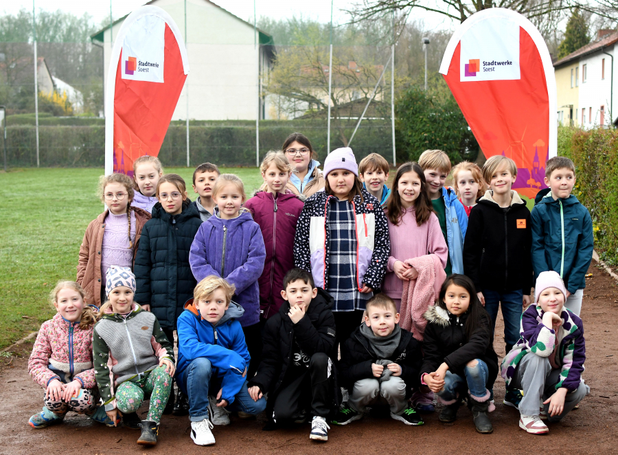 Die Sch&uuml;lerinnen und Sch&uuml;ler der 3b der Wieseschule machten den Auftakt zum Stadtwerke Soest-LAZ-Grundschul-Sprintcup 2024 und legten im fliegenden Sprint die 20-Meter-Strecke auf der schuleigenen Sportanlage zur&uuml;ck. Foto: Bottin