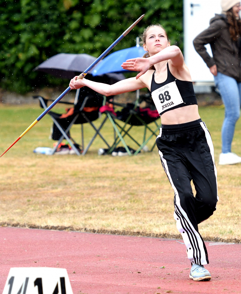 Mehrkampftalent Nia Ferige ist bei den Westfalenmeisterschaften in Lage mit f&uuml;nf Disziplinstarts, u.a.a. im Speerwurf, die meistbesch&auml;ftigste Sportlerin des LAZ Soest. Im Diskuswurf ist die W15-Athletin des LAZ Soest Topfavoritin auf den Titel. Foto: Bottin|F&uuml;hrt die Meldeliste im Kugelsto&szlig;en bei den Westfalenmeisterschaften in Lage an: U20-Athletin Mia Vollmer vom LAZ Soest. Foto: Bottin|Moritz Langenscheidt vom LAZ Soest, hier beim Borsigmeeting 2025 in Gladbeck, hat sich in Lage die DM-Norm der U20 &uuml;ber 400 Meter zum Ziel gesetzt. Mit 50,75 Sekunden liegt er auf Platz eins der Meldeliste. Foto: Bottin|Die U20-Staffel des LAZ Soest, hier Tim Welschoff (rechts) und Matthis Eckhoff beim ersten Wechsel w&auml;hrend des Gladbecker Borsig-Meetings, will sich bei den Landesmeisterschaften in Lage &uuml;ber 4 x 100-Meter f&uuml;r die Deutschen Meisterschaften qualifizieren. Foto: Bottin|||