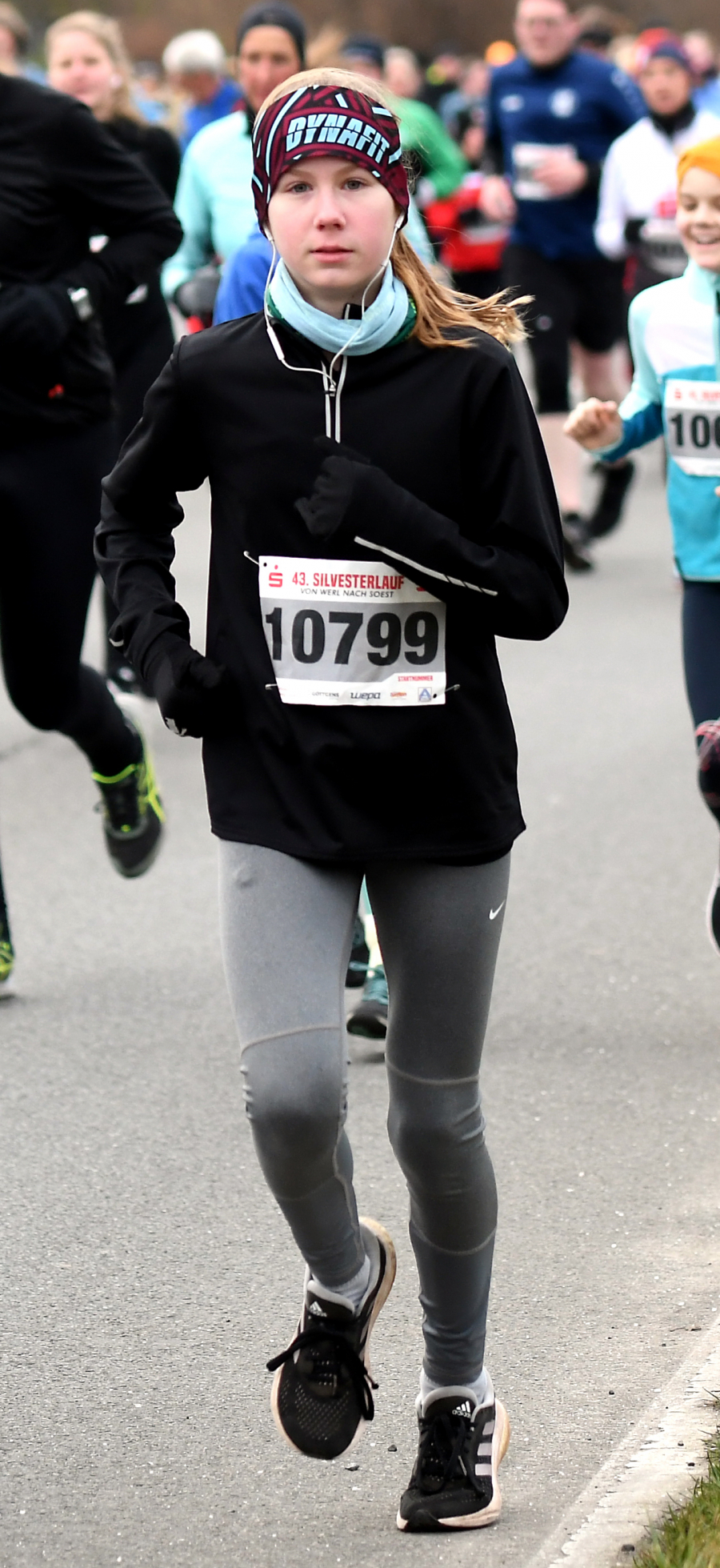 Sauerland-Cup-Siegerin Noelle Biegel (W11) vom LAZ Soest beim Silvesterlauf 2024 auf der F&uuml;nf-Kilometer-Strecke. Foto: Bottin