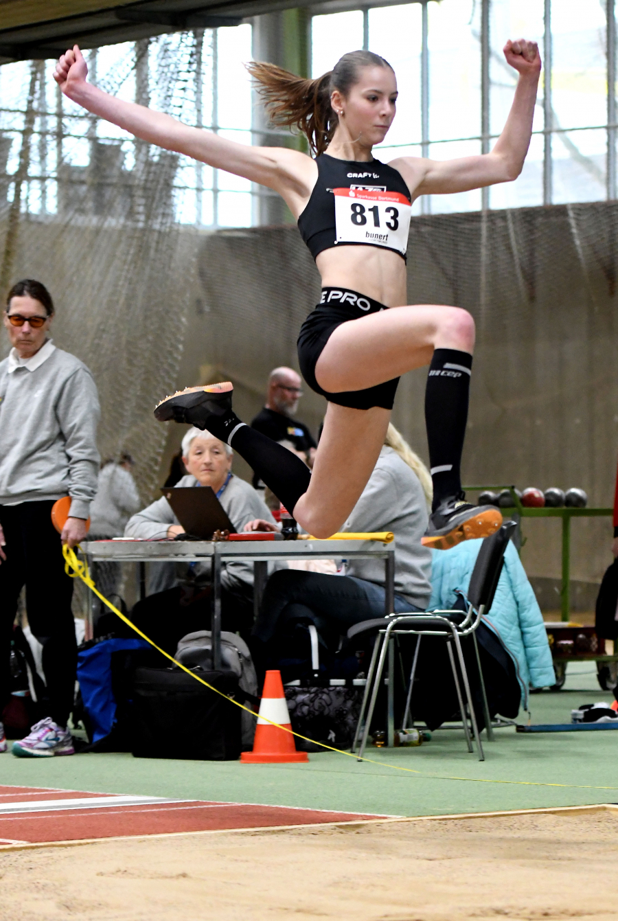 Weiter Flug: Nia Ferige (W15) vom LAZ Soest erzielte im Weitsprung 4,85 Meter. Foto: Bottin