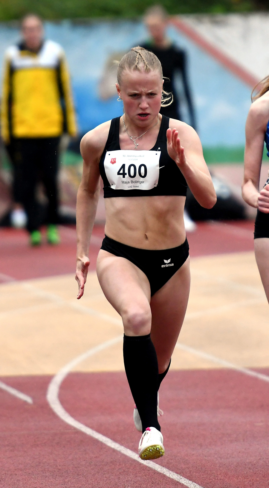 Bei widrigen &auml;u&szlig;eren Bedingungen war U16-Sprinterin Maja Bolinger vom LAZ Soest &uuml;ber 100 Meter in 12,62 Sekunden die schnellste Athletin beim Abendsportfest in Hemer. Foto: Bottin