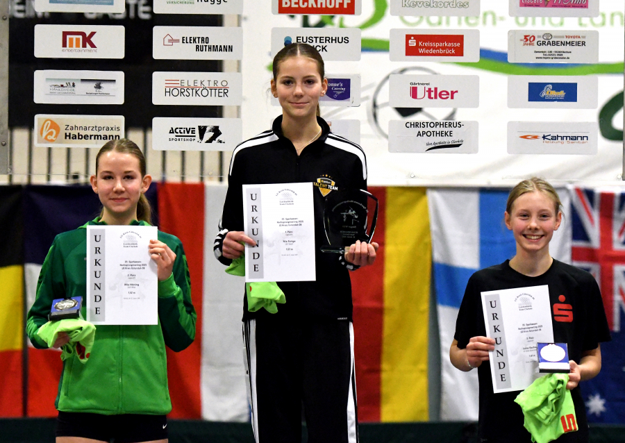 W15-Siegerehrung in Clarholz: Mit pers&ouml;nlicher Bestleistung von 1,57 Metern entscheidet Nia Ferige (LAZ Soest, Mitte) die Konkurrenz vor Mia H&ouml;ning (SuS Olfen, links, 1,52 Meter) und Luisa Rachwitz (LG Kreis G&uuml;tersloh, 1,47 Meter) erfolgreich sich. Foto: Bottin