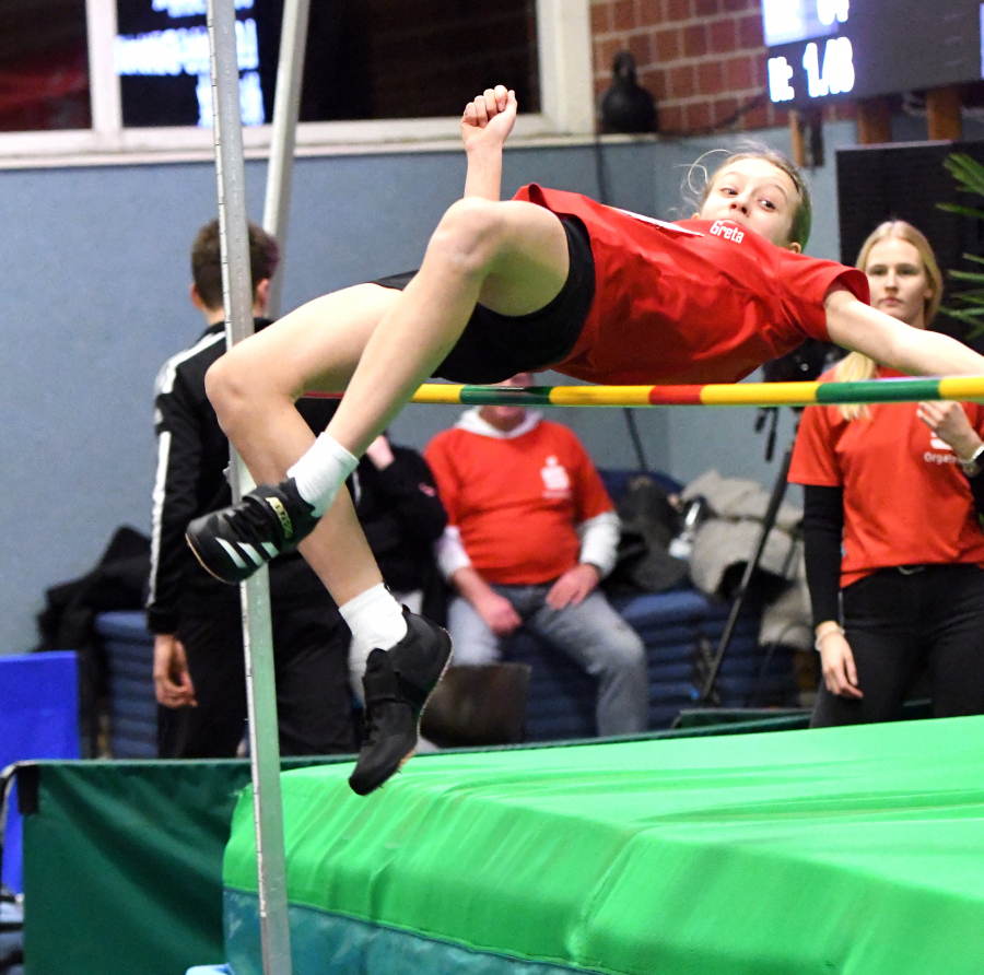 Greta Karsten (W13) siegt in Clarholz mit &uuml;bersprungenen 1,54 Metern. Foto: Bottin