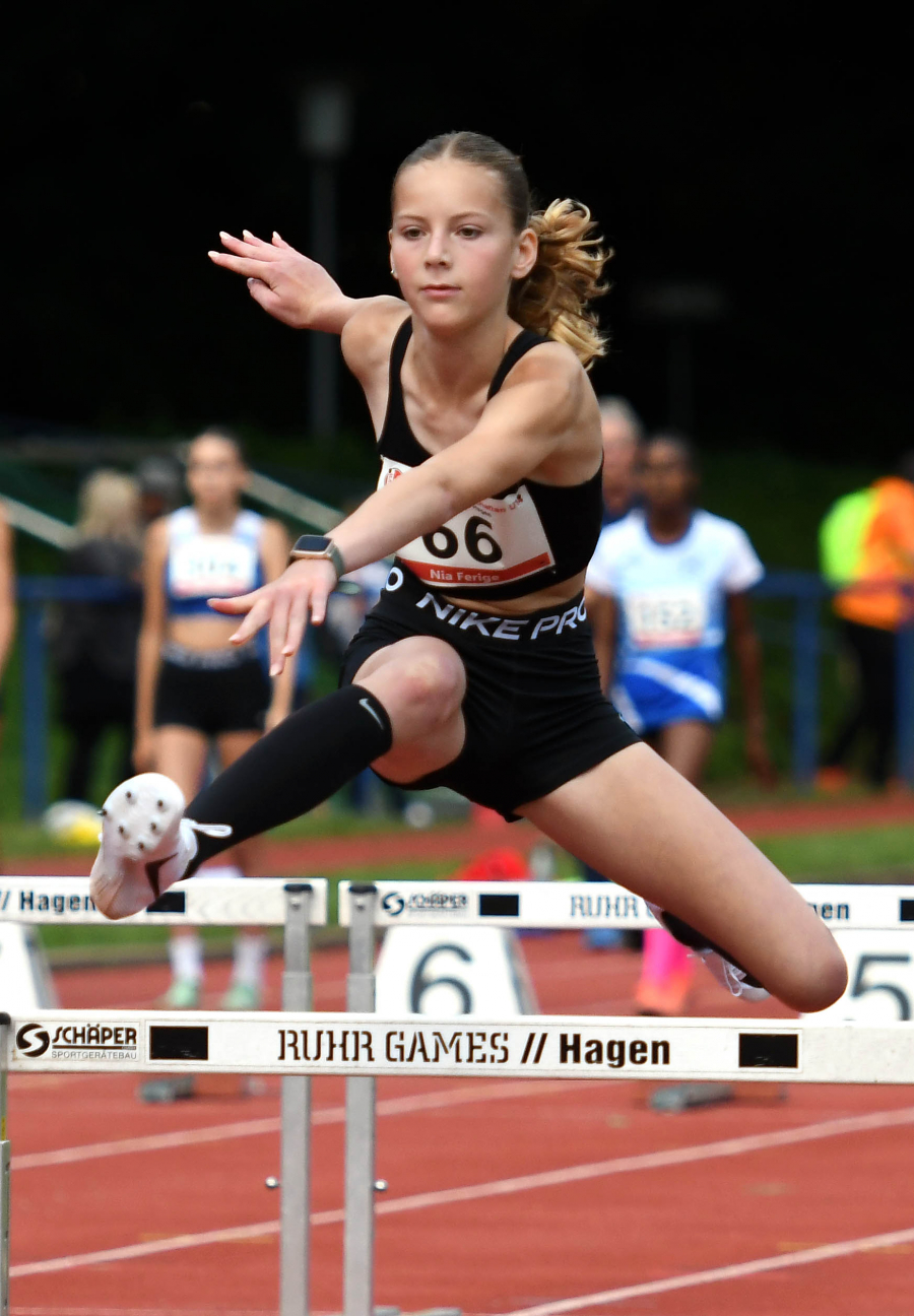 Nia Ferige (W13) vom LAZ Soest erzielt als Siegerin des B-Finales &uuml;ber 60-Meter-H&uuml;rden in 10,46 Sekunden eine neue pers&ouml;nliche Bestleistung und wird Gesamt-Siebte. - Foto: Bottin