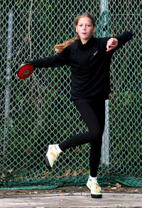 Westfalenmeisterin: Nia Ferige vom LAZ Soest dominierte den Diskuswurf in der Altersklasse W13 nach Belieben und stellte mit 30,43 Meter eine neue pers&ouml;nliche Bestleistung auf. - Foto: Bottin|Vize-Westfalenmeister: M13-Hochspringer Ole Bottin (links) vom LAZ Soest meisterte in Hagen 1,46 Meter musste wie schon bei den Hallenmeisterschaften im Winter dem Paderborner Mattis Drewes den Vortritt lassen. - Foto: Bottin|Marlene Soesr (W12) vom LAZ Soest l&auml;uft die 60-Meter-H&uuml;rden in 13,32 Sekunden. - Foto: Bottin|Nia Ferige (W13) vom LAZ Soest erzielt als Siegerin des B-Finales &uuml;ber 60-Meter-H&uuml;rden in 10,46 Sekunden eine neue pers&ouml;nliche Bestleistung und wird Gesamt-Siebte. - Foto: Bottin|||