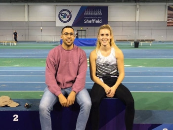 Laura Vo&szlig; mit ihrem Trainer Sam Stanislaus.
