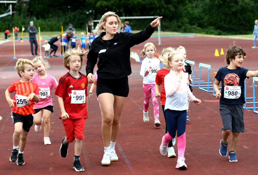 Zahlreiche Eltern waren zur Unterst&uuml;tzung ihrer Kinder im Soester Schulzentrum vor Ort. Foto: Bottin