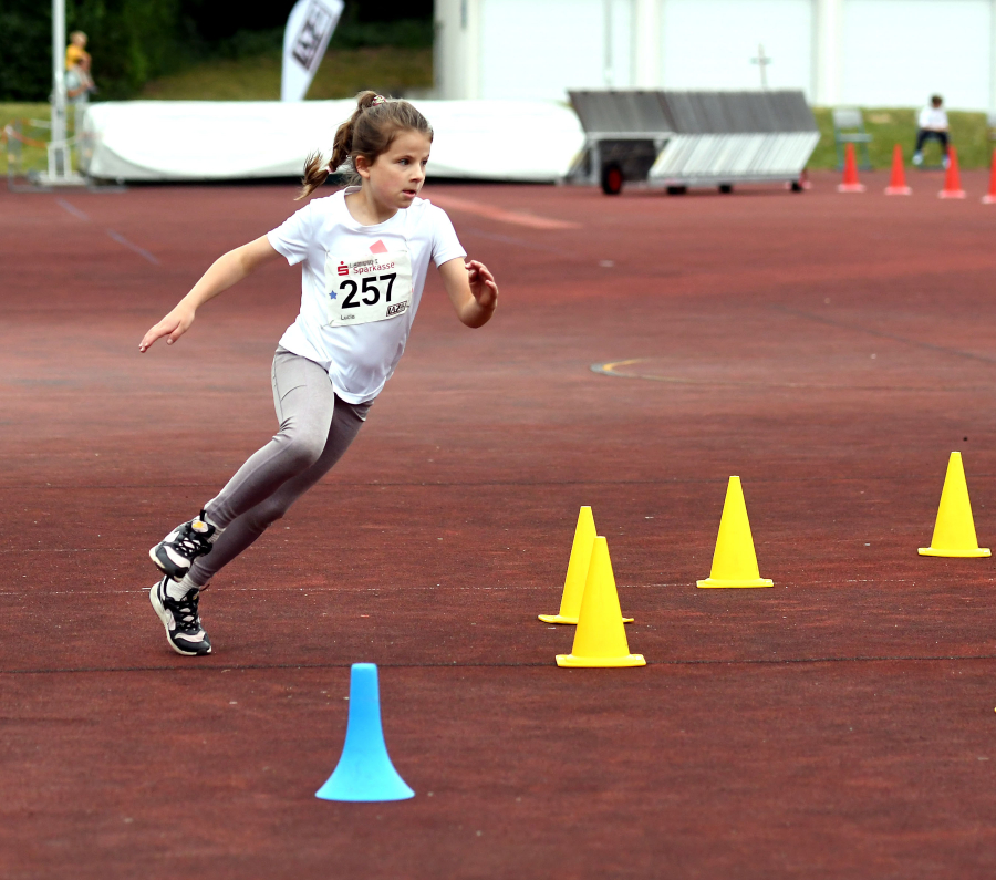 Kurvenlage: Lucia Heitmann vom LAZ Soest in der Strafrunde bei der Biathlonstaffel. Foto: Bottin