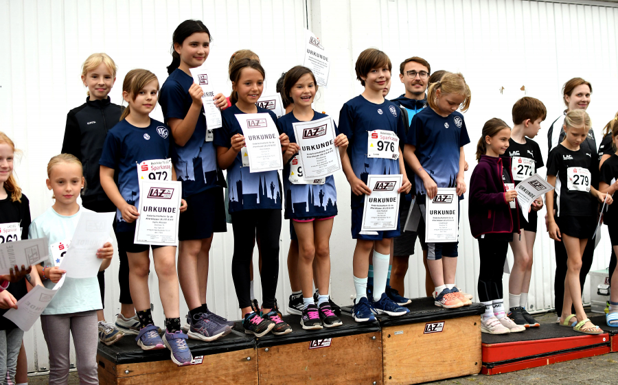 Trainerin Maya Klute mit Kindern des U8-Teams des LAZ Soest vor der Biathlonstaffel. Foto: Bottin
