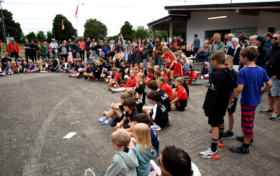Warten auf die Siegerehrung. Foto: Bottin