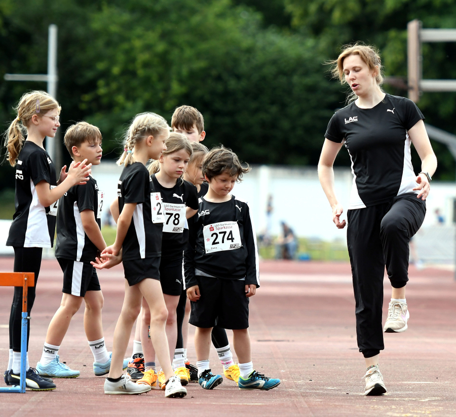 Romy aus dem U8-Team des LAZ Soest in Aktion bei der Hindernisstaffel. Foto: Bottin