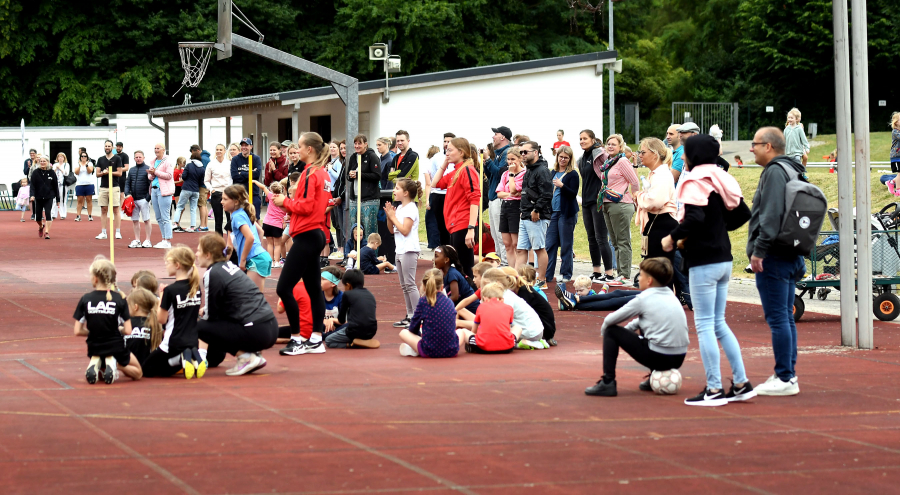 Beim Zielwerfen in den umgedrehten Sprungkasten hie&szlig; es: Treffen oder in die Strafrunde. Foto: Bottin