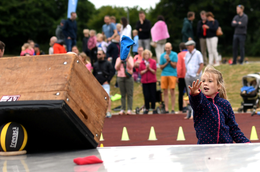 Beim Zielwerfen in den umgedrehten Sprungkasten hie&szlig; es: Treffen oder in die Strafrunde. Foto: Bottin