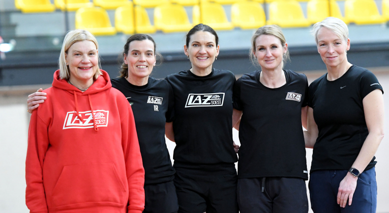 Titel, Medaillen und DM-Normen: Linda Kipp, Ines Rustemeyer, Dr. Walburga Menzebach, Dr. Janina Biegel und Sabrina Raser (v.l.n.r.) vom LAZ Soest gl&auml;nzten bei den Westf&auml;lischen Hallenmeisterschaften der Masters in der Dortmunder Helmut-K&ouml;rnig-Halle. Foto: Bottin|Mit 4,06 Metern holte sich Ines Rustemeyer vom LAZ Soest bei den Westf&auml;lischen Hallenmeisterschaften der Masters in der Dortmunder Helmut-K&ouml;rnig-Halle. Foto: Bottin|Mit 1,32 Metern zum W50-Meistertitel und zur DM-Norm im Hochsprung: Ines Rustemeyer qualifizierte sich auch &uuml;ber 60 Meter und 200 Meter f&uuml;r die Deutschen Hallenmeisterschaften der Masters. Foto: Bottin|Linda Kipp vom LAZ Soest wurde in der W60 &uuml;ber 60 Meter Westf&auml;lische Hallenmeisterin. Foto: Bottin|Bronze und DM-Norm: Melanie Bissa (W45) vom LAZ Soest erzielte 2:49,43 Minuten &uuml;ber 800 Meter. Foto: Bottin|Weitsprung-Silber und im 60-Meter-Sprint die Qualifikation f&uuml;r die deutschen Meisterschaften: Dr. Walburga Menzebach (W50) vom LAZ Soest hatte bei den Westfalenmeisterschaften in Dortmund allen Grund zur Freude. Foto: Bottin|Jadran Ziermann vom LAZ Soest verfehlte in der M45 nur knapp die DM-Norm &uuml;ber 60 Meter. Foto: Bottin|Westfalen-Silber (4,13 Meter) im Weitsprung und DM-Norm &uuml;ber 60 Meter in pers&ouml;nlicher Bestzeit (8,91 Sekunden): Dr. Janina Biegel (W40) vom LAZ Soest. Foto: Bottin|||