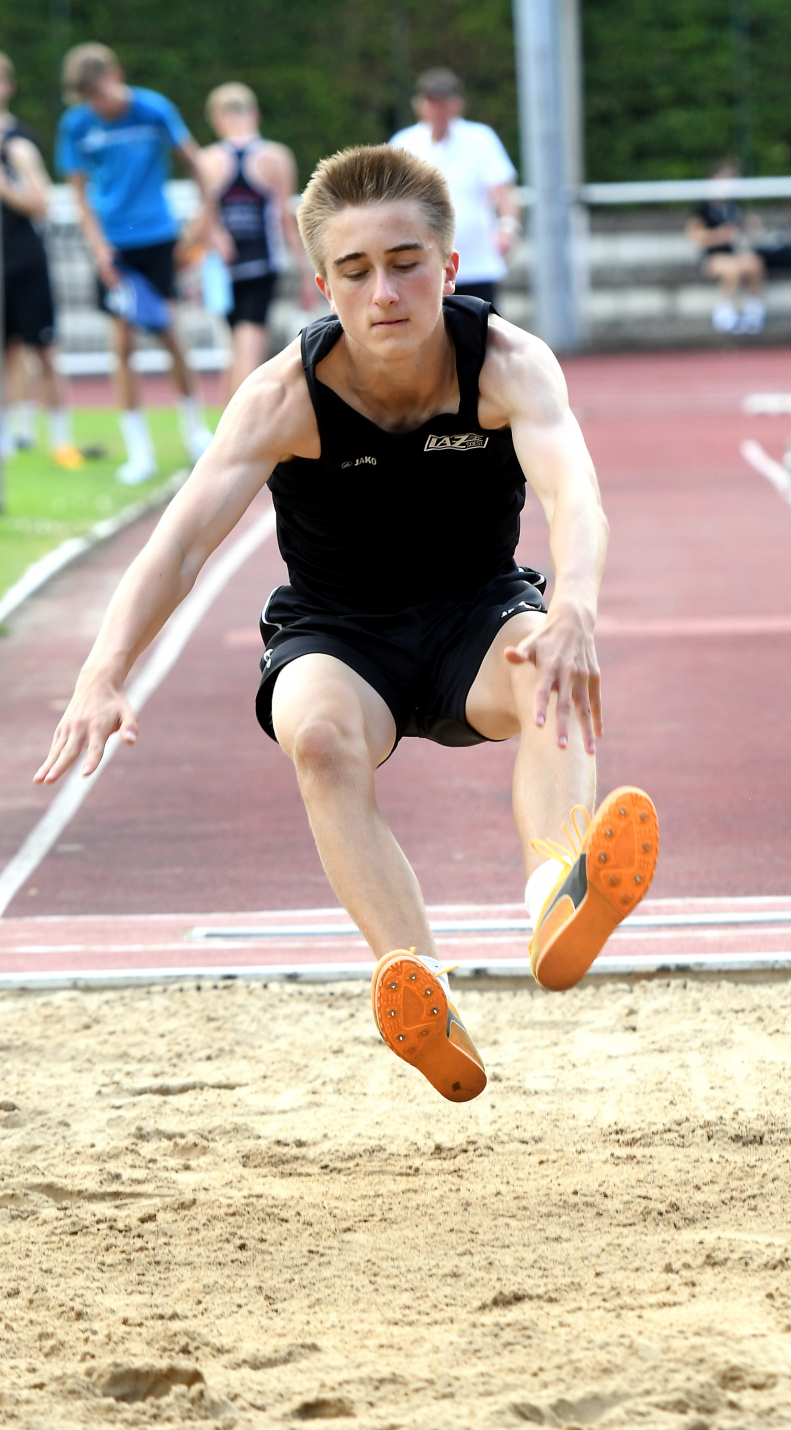 Deutsche Jahresbestleistung im Vierkampf: M14-Sportler Rafael Hesse vom LAZ Soest erzielte 2152 Punkte. Im Weitsprung standen 5,39 Meter zu Buche. Foto: Bottin|Anweisungen von Trainer Ralf Reinhardt: LAZ-Mehrkampftalent Rafael Hesse (M14) qualifizierte sich in Blomberg f&uuml;r die Deutschen Meisterschaften im Neunkampf und stellte im Vierkampf eine nationale Jahresbestleistung f&uuml;r seine Altersklasse auf. Foto: Bottin|Knapp an der Siebenkampf-DM-Norm vorbei: U20-Athletin Mia Vollmer vom LAZ Soest freute sich aber &uuml;ber eine neue Mehrkampfbestleistung und einige pers&ouml;nliche Einzelbestmarken. Foto: Bottin|Schob sich im Neunkampf in die deutsche Spitzenklasse: M14-Athlet Rafael Hesse vom LAZ Soest erzielte 4581 Punkte. Die 80-Meter-H&uuml;rden legte er in 13,46 Sekunden zur&uuml;ck. Foto: Bottin|||