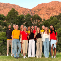 Vor malerischer Bergkulisse in Stellenbosch: Hochspringer Falk Wendrich vom LAZ Soest (hintere Reihe 5. von links) zusammen mit einer Gruppe deutscher Leichtathleten im Trainingslager in S&uuml;dafrika.|||