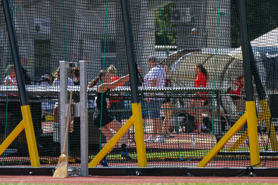 Im mobilen Hammerwurfk&auml;fig vor dem Donaustadion ging es rund. Foto: Schellig