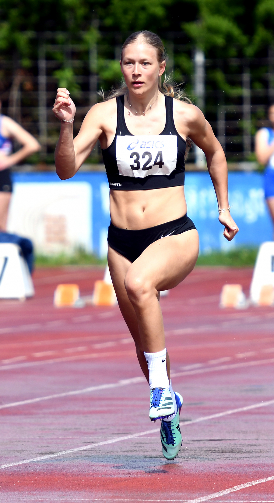 Mia Vollmer (w. Jugend U20) vom LAZ Soest startete in L&uuml;denscheid &uuml;ber 100 Meter und 200 Meter. Foto: Bottin