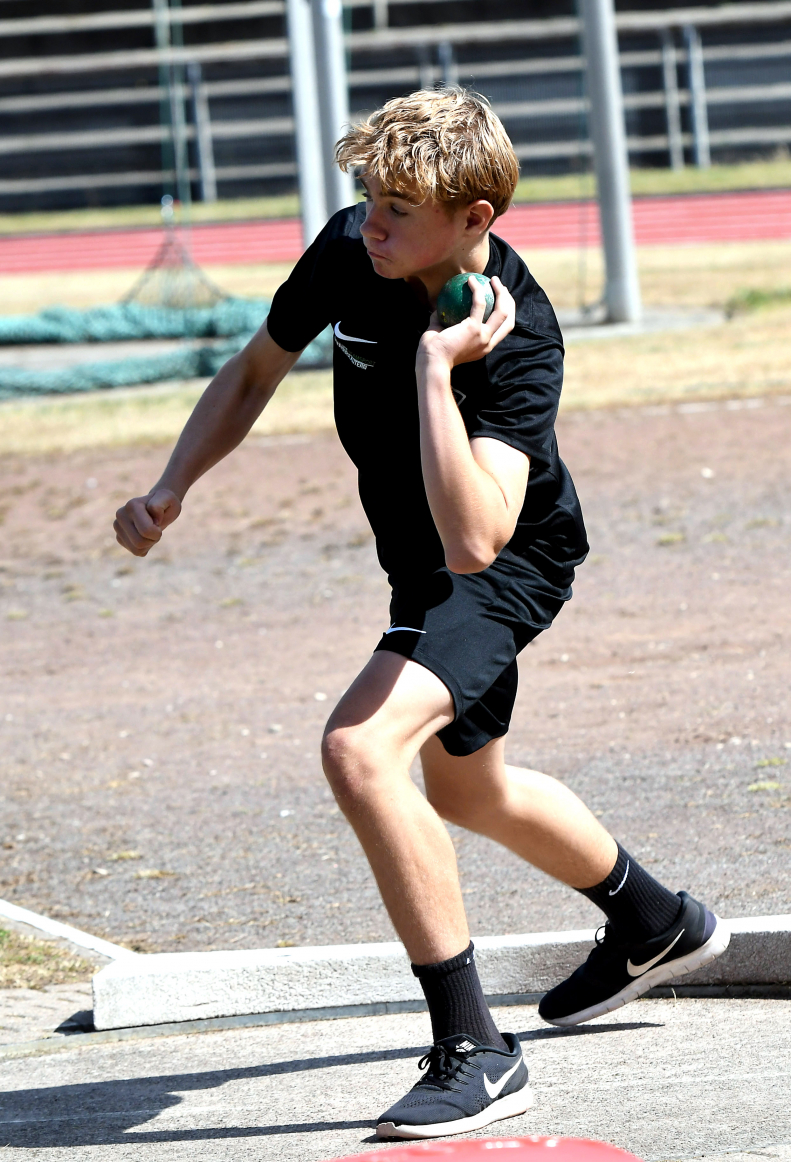 Gelungenes Deb&uuml;t: M13-Sportler Michel Bottin vom LAZ Soest siegte bei den Offenen Bielefelder Kreismeisterschaften mit 9,24 Metern im Kugelsto&szlig;en. Foto: Bottin|33,60 Meter im Speerwurf und Platz zwei in Bielefeld: U14-Sportler Michel Bottin vom LAZ Soest. Foto: Bottin|||