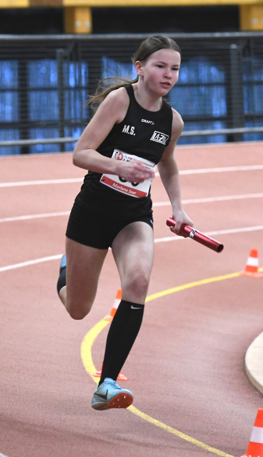 Marlene Soer als Schlussl&auml;uferin der LAZ-Staffel &uuml;ber 4 x 100 Meter im Paderborner Ahorn-Sportpark. Foto: Bottin