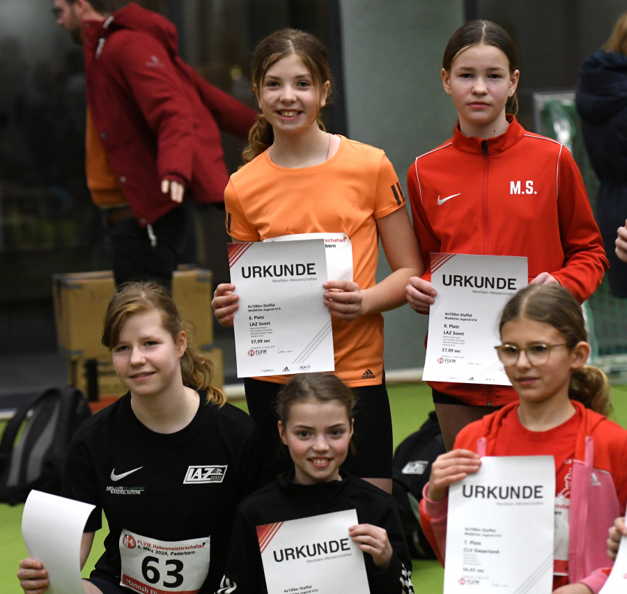 Die LAZ-Staffelm&auml;dchen der U14  w&auml;hrend der 4 x 100-Meter-Siegerehrung im Paderborner Ahorn-Sportpark. Foto: Bottin