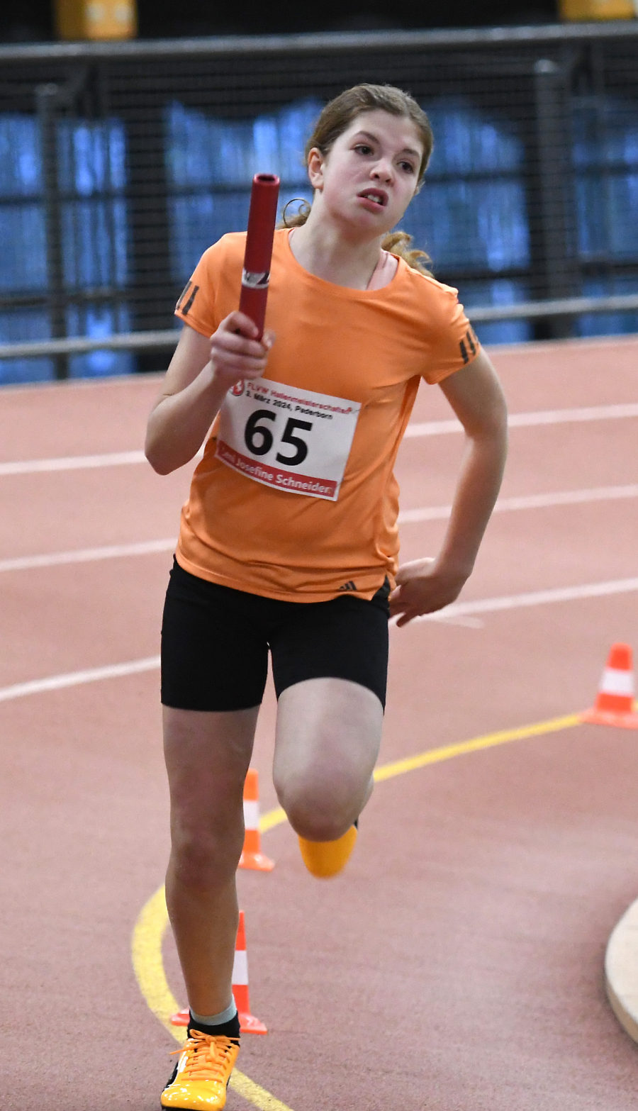 Leni Schneider an Position zwei &uuml;ber 4 x 100 Meter  w&auml;hrend ihres Staffeleinsatzes im Paderborner Ahorn-Sportpark. Foto: Bottin