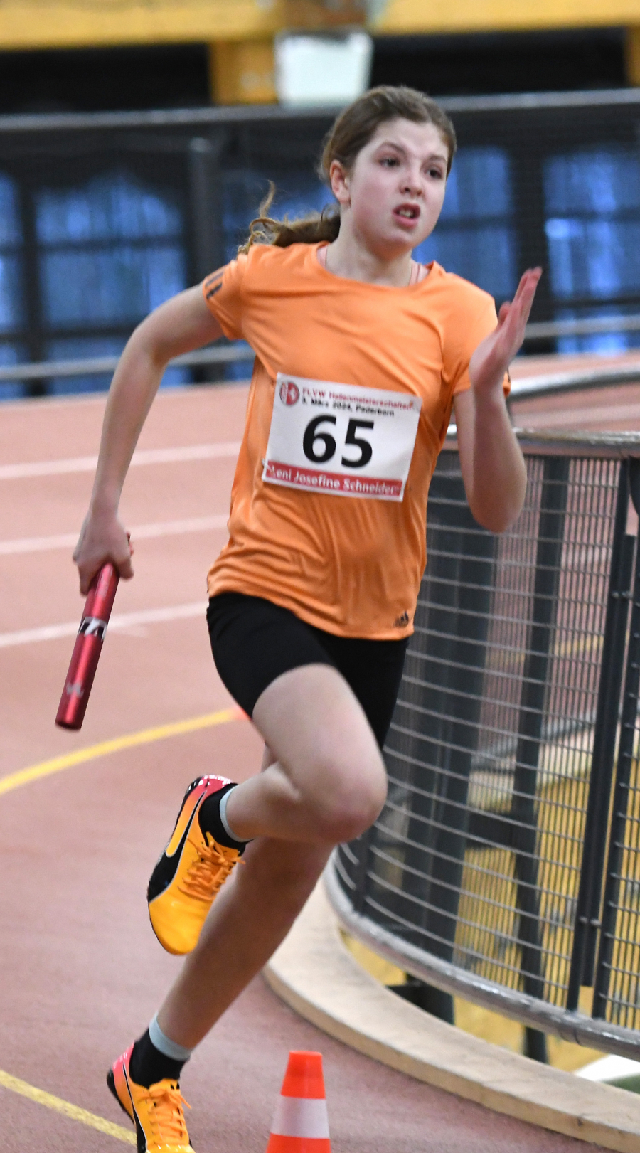Leni Schneider an Position zwei &uuml;ber 4 x 100 Meter  w&auml;hrend ihres Staffeleinsatzes im Paderborner Ahorn-Sportpark. Foto: Bottin