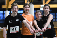 Freude &uuml;ber Platz acht: Bei den Westfalenmeisterschaften in Paderborn &uuml;berzeugte das U14-Quartett des LAZ Soest mit (von links) Hannah Eppe, Leni Schneider, Marie Rustemeyer und Marlene Soer, &uuml;ber 4 x 100 Meter insbesondere mit ausgezeichneten Wechselvorg&auml;ngen. Foto: Bottin|Freude &uuml;ber Platz acht: Bei den Westfalenmeisterschaften in Paderborn &uuml;berzeugte das U14-Quartett des LAZ Soest mit (von links) Marlene Soest, Marie Rustemeyer, Leni Schneider und Hannah Eppe, &uuml;ber 4 x 100 Meter insbesondere mit ausgezeichneten Wechselvorg&auml;ngen. Foto:Bottin|Die LAZ-Staffelm&auml;dchen der U14  w&auml;hrend der 4 x 100-Meter-Siegerehrung im Paderborner Ahorn-Sportpark. Foto: Bottin|Die LAZ-Staffelm&auml;dchen der U14  w&auml;hrend der 4 x 100-Meter-Siegerehrung im Paderborner Ahorn-Sportpark. Foto: Bottin|Leni Schneider an Position zwei &uuml;ber 4 x 100 Meter  w&auml;hrend ihres Staffeleinsatzes im Paderborner Ahorn-Sportpark. Foto: Bottin|Leni Schneider an Position zwei &uuml;ber 4 x 100 Meter  w&auml;hrend ihres Staffeleinsatzes im Paderborner Ahorn-Sportpark. Foto: Bottin|Leni Schneider an Position zwei &uuml;ber 4 x 100 Meter  w&auml;hrend ihres Staffeleinsatzes im Paderborner Ahorn-Sportpark. Foto: Bottin|Marlene Soer als Schlussl&auml;uferin der LAZ-Staffel &uuml;ber 4 x 100 Meter im Paderborner Ahorn-Sportpark. Foto: Bottin|Marlene Soer als Schlussl&auml;uferin der LAZ-Staffel &uuml;ber 4 x 100 Meter im Paderborner Ahorn-Sportpark. Foto: Bottin|Marlene Soer als Schlussl&auml;uferin der LAZ-Staffel &uuml;ber 4 x 100 Meter im Paderborner Ahorn-Sportpark. Foto: Bottin|||