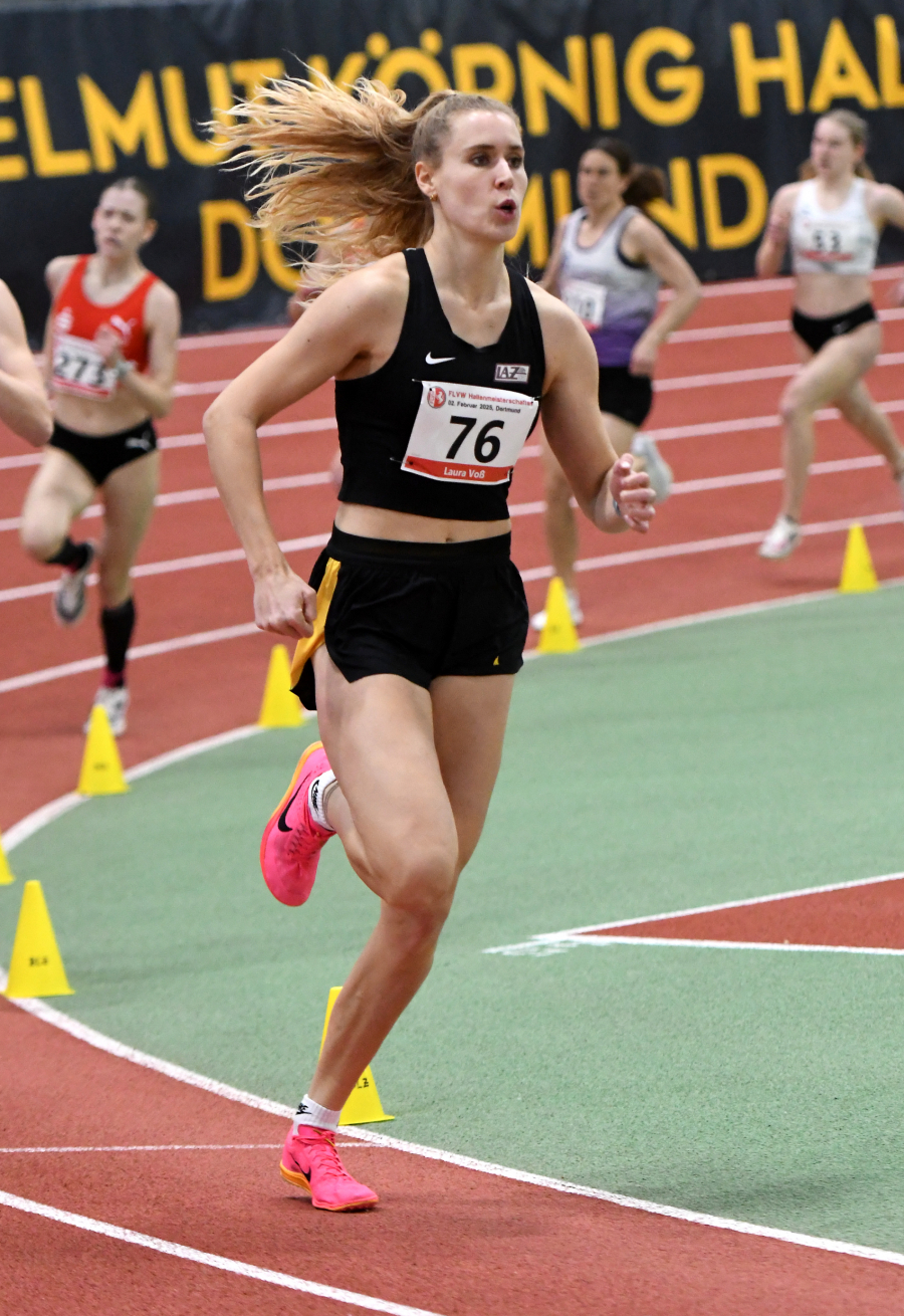 Nach Westfalengold &uuml;ber 400 Meter jetzt Silber &uuml;ber 800 Meter. Laura Vo&szlig; vom LAZ Soest legte die vier Hallenrunden bei den Frauen  in 2:14,05 Minuten zur&uuml;ck. Foto: Bottin