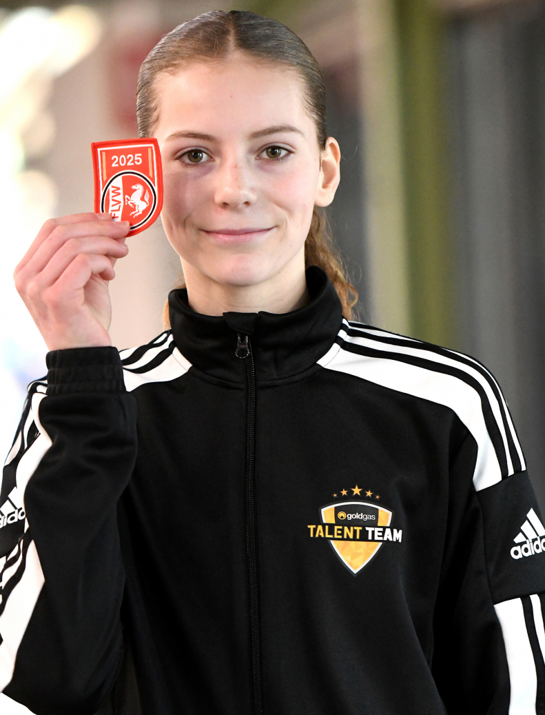 W15-Sportlerin Nia Ferige vom LAZ Soest siegte im Dreisprung und holte sich bereits den siebten Westfalenmeistertitel in ihrer jungen Karriere. Foto: Bottin|Westfalenmeisterin: Nia Ferige gewann mit Gold im Dreisprung der Altersklasse W15 den vierten Landestitel f&uuml;r das LAZ Soest in der aktuellen Hallensaison. Foto: Bottin|Zwei Mal Bestleistung: W14-Sportlerin Marlene Soer vom LAZ Soest pr&auml;sentierte sich sowohl im Vorlauf als auch im Finale &uuml;ber 60 Meter in starker Verfassung. Foto: Bottin|Nach Westfalengold &uuml;ber 400 Meter jetzt Silber &uuml;ber 800 Meter. Laura Vo&szlig; vom LAZ Soest legte die vier Hallenrunden bei den Frauen  in 2:14,05 Minuten zur&uuml;ck. Foto: Bottin|U20-Sprinter Levi Klute vom LAZ Soest erzielte mit 23,66 Sekunden eine neue pers&ouml;nliche 200-Meter-Bestzeit. Foto: Bottin|||