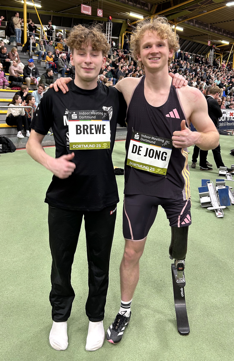 Der sehbehinderte Martin Brewe vom LAZ Soest trifft beim Indoor-Meeting in Dortmund auf den niederl&auml;ndischen Para-Superstar Joel de Jong. Foto: Bottin|||