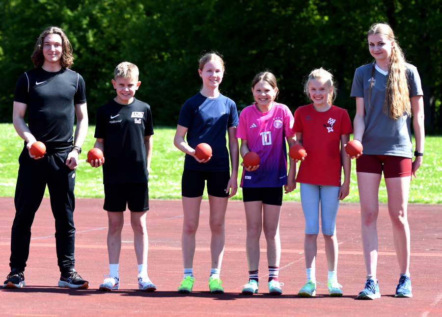 Spende von J&ouml;rn Peters: Neue Hallensto&szlig;kugeln f&uuml;r das LAZ