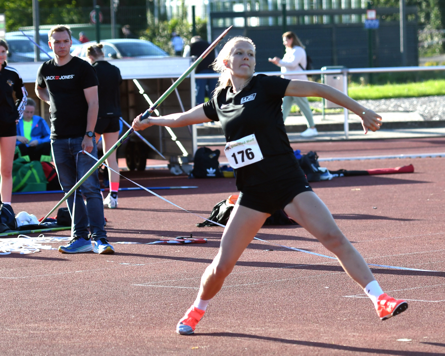 30 Meter im Visier: U20-Athletin Mia Vollmer vom LAZ Soest startet bei den Westfalenmeisterschaften I in Dortmund mit guten Medaillenchancen. Foto: Bottin