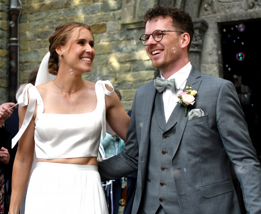 Laura Vo&szlig; und Pascal Fuhrmann (Vo&szlig;) nach der Verm&auml;hlung vor dem Eingang zur Soester Hohnekirche. Fotos: Harald Bottin